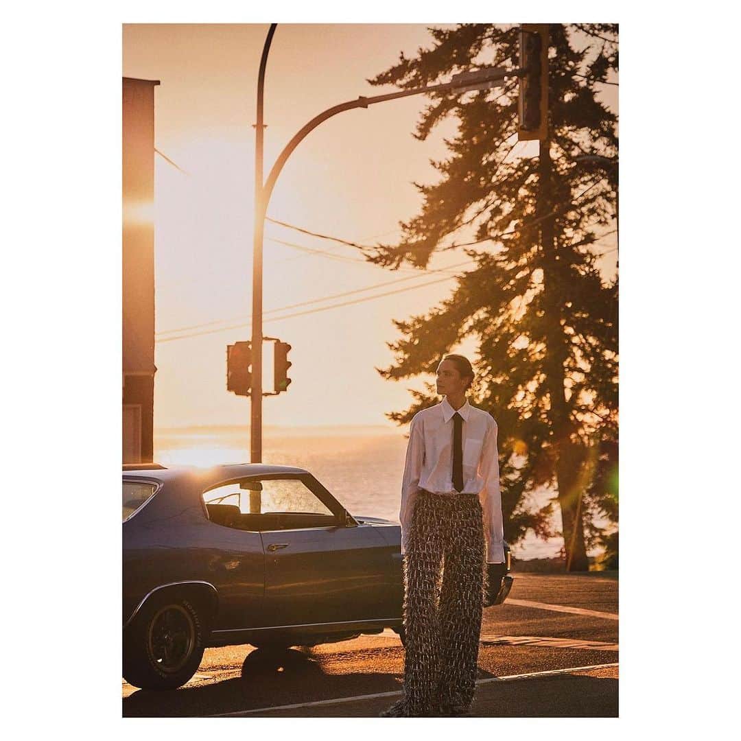 リカさんのインスタグラム写真 - (リカInstagram)「Cool Girls On the Road ⚡️⚡️  Beautiful @tasha_tilberg wearing Rika Studios timeless Blaze shirt in November issue Vogue.   Styled by @lindagumusgerritsen  Captured by @katedavismacleod  @nlvogue   Thank you ❤️ #November #Vogue #Rikastudios #Blazeshirt」11月1日 6時06分 - rikastudios_
