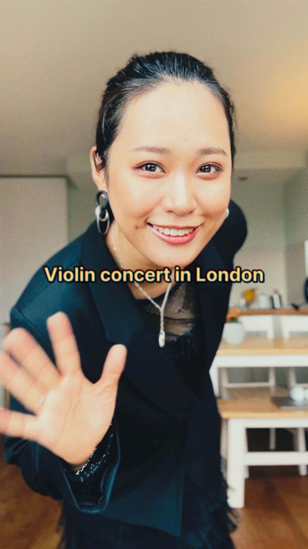二宮愛のインスタグラム：「トトロバンドのバイオリニスト、たかねさんにお誘いいただいて ストリングスアンサンブルコンサートに行ってきましたー🇬🇧❤️ ________________ #totoro #band #violin #violinist #London #CandleLightConcert #concert #NPG #nationalportraitgallery  #AiNinomiya #ロンドン #イギリス #ロンドン生活 #イギリス生活」