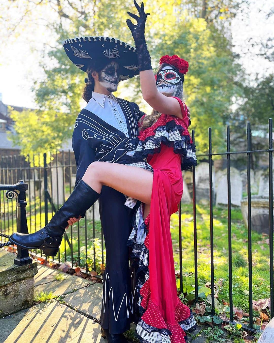 フィオレンティーニベーカーさんのインスタグラム写真 - (フィオレンティーニベーカーInstagram)「🌹 Dia de los Muertos Vibes 🌹  This Dia de los Muertos, dive into the festivities, embody the spirit, and strut your feet in boots as extraordinary as the celebration. 💃💀  Ready to own the spotlight? Drop a 🖤 to claim it.」11月1日 4時39分 - fiorentinibaker