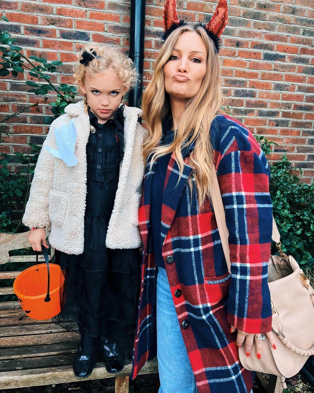 Anna Sacconeさんのインスタグラム写真 - (Anna SacconeInstagram)「Halloween 2023 🎃👻🕷️🕸️🧛🏼‍♀️🧟‍♂️🔮🖤🧡」11月1日 4時39分 - annasaccone