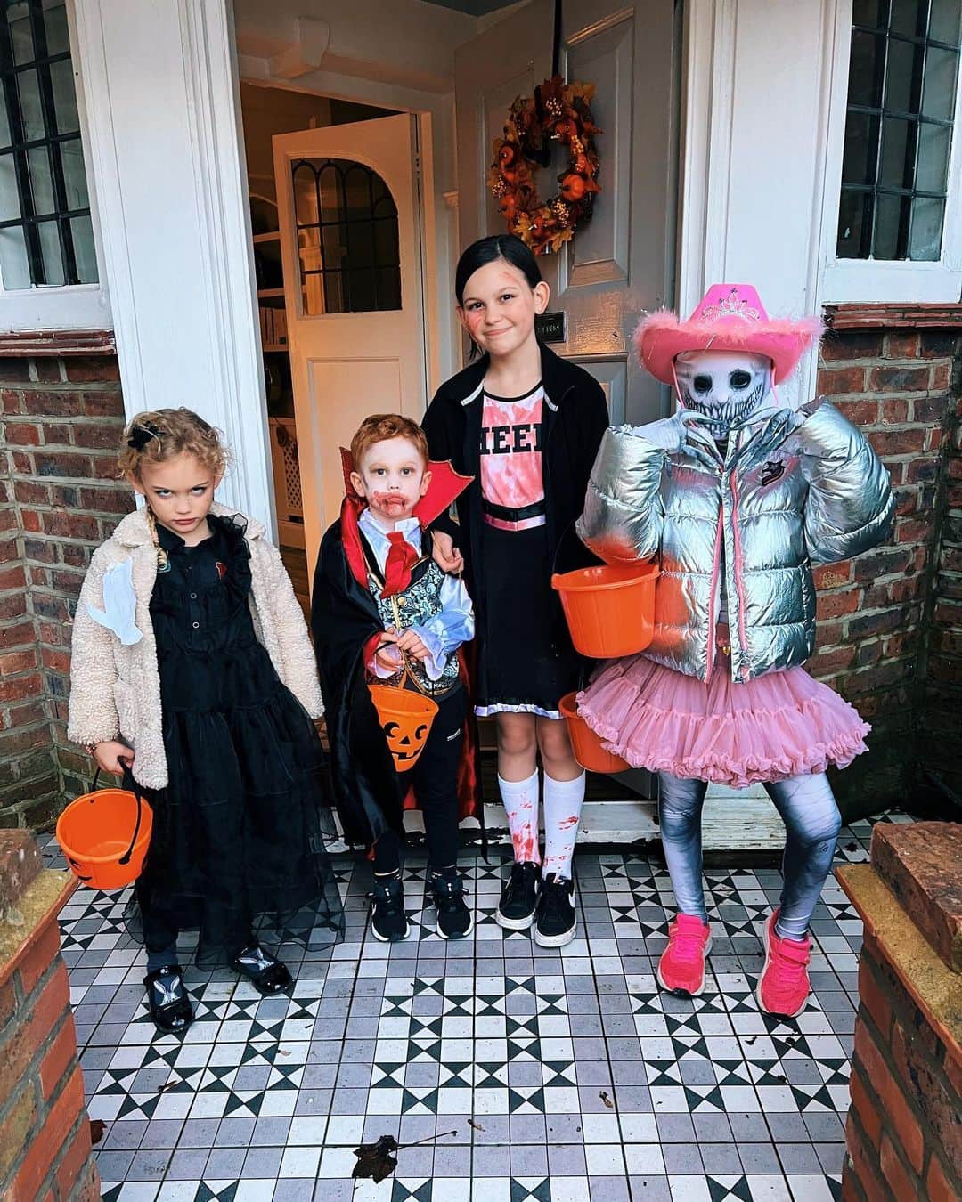 Anna Sacconeさんのインスタグラム写真 - (Anna SacconeInstagram)「Halloween 2023 🎃👻🕷️🕸️🧛🏼‍♀️🧟‍♂️🔮🖤🧡」11月1日 4時39分 - annasaccone