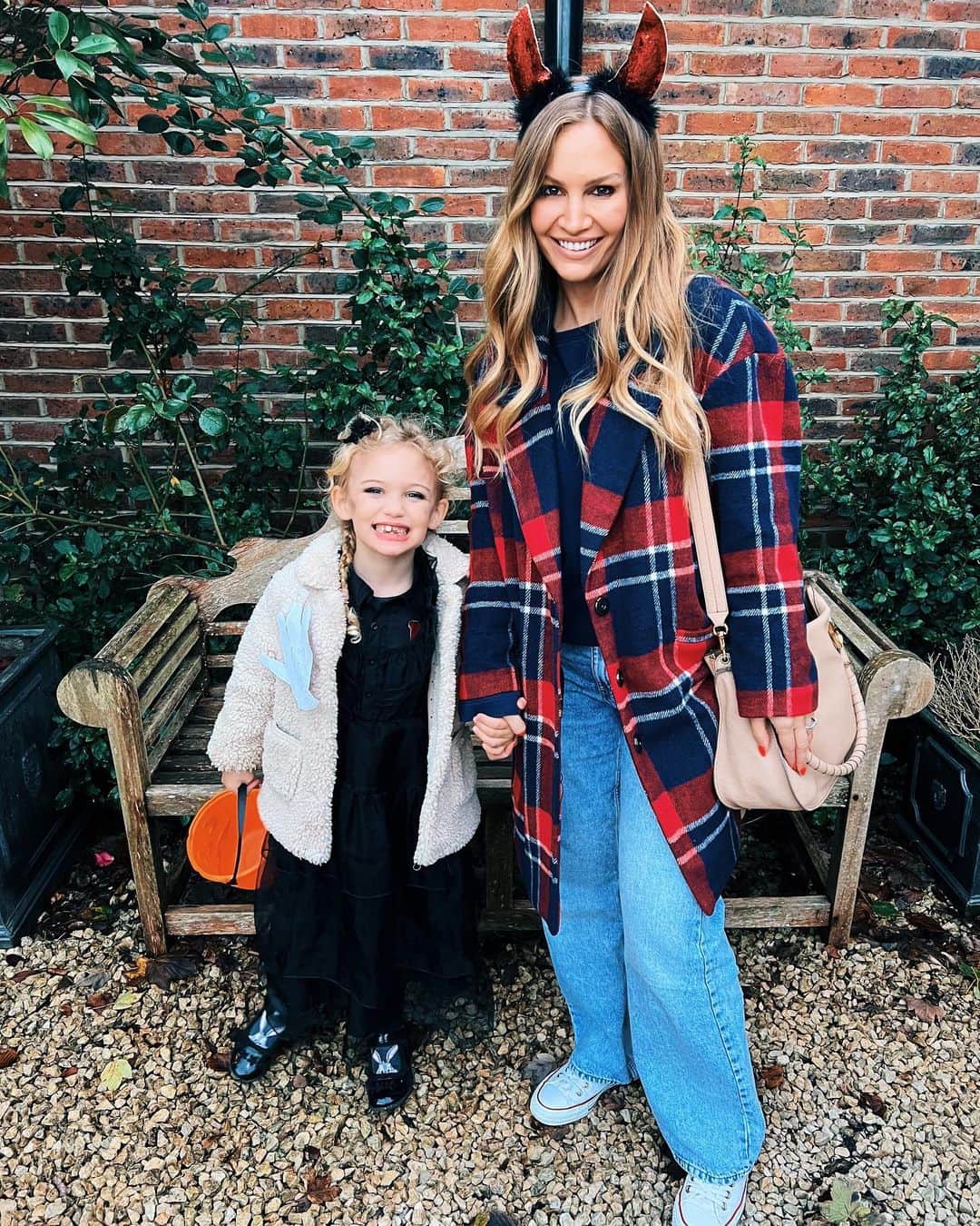 Anna Sacconeさんのインスタグラム写真 - (Anna SacconeInstagram)「Halloween 2023 🎃👻🕷️🕸️🧛🏼‍♀️🧟‍♂️🔮🖤🧡」11月1日 4時39分 - annasaccone