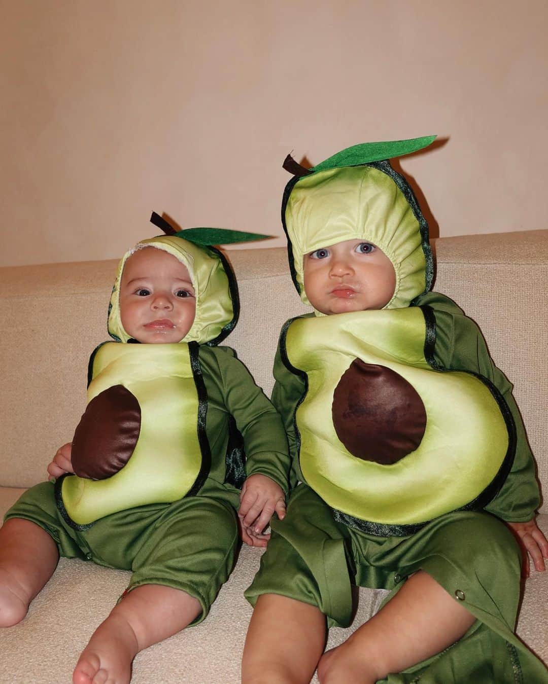 ロッティー・トムリンソンのインスタグラム：「Let’s avocuddle 🥑 happy halloweeeen 🧡」