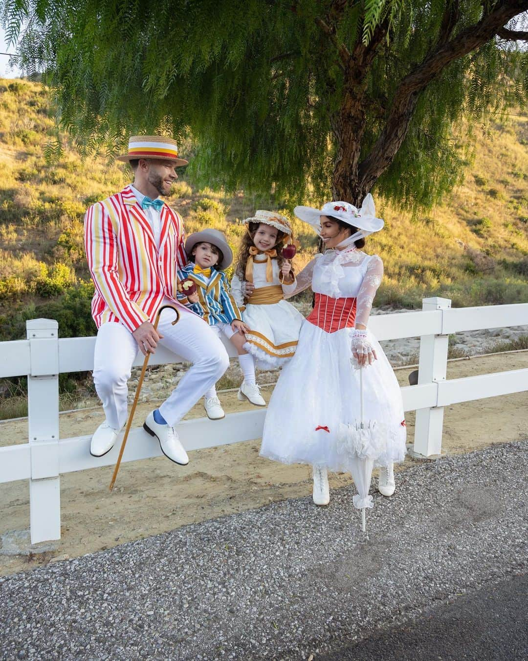 メリッサ・モリナロさんのインスタグラム写真 - (メリッサ・モリナロInstagram)「Happy Halloween! From Mary, Bert, Jane & Michael  Mary Poppins 2023」11月1日 4時47分 - melissamolinaro