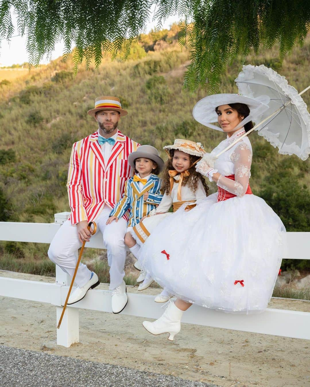 メリッサ・モリナロさんのインスタグラム写真 - (メリッサ・モリナロInstagram)「Happy Halloween! From Mary, Bert, Jane & Michael  Mary Poppins 2023」11月1日 4時47分 - melissamolinaro