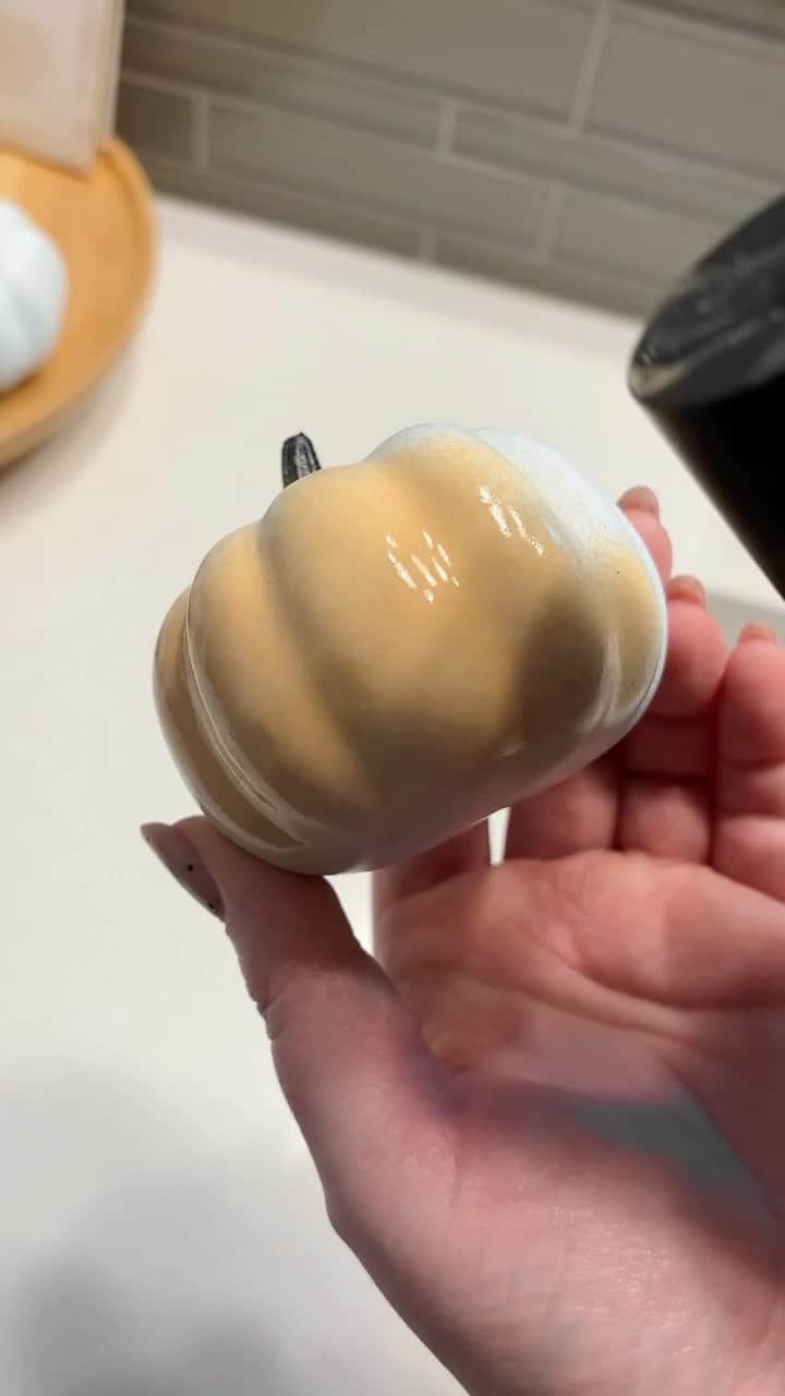 Mineral Airのインスタグラム：「When we say “buildable coverage,” we MEAN buildable! Our AirMist might go on light as a feather, but you can apply as much or as little as you need to get the look you want. And don’t worry; no real pumpkins were glammed in the making of this Reel. 🎃」