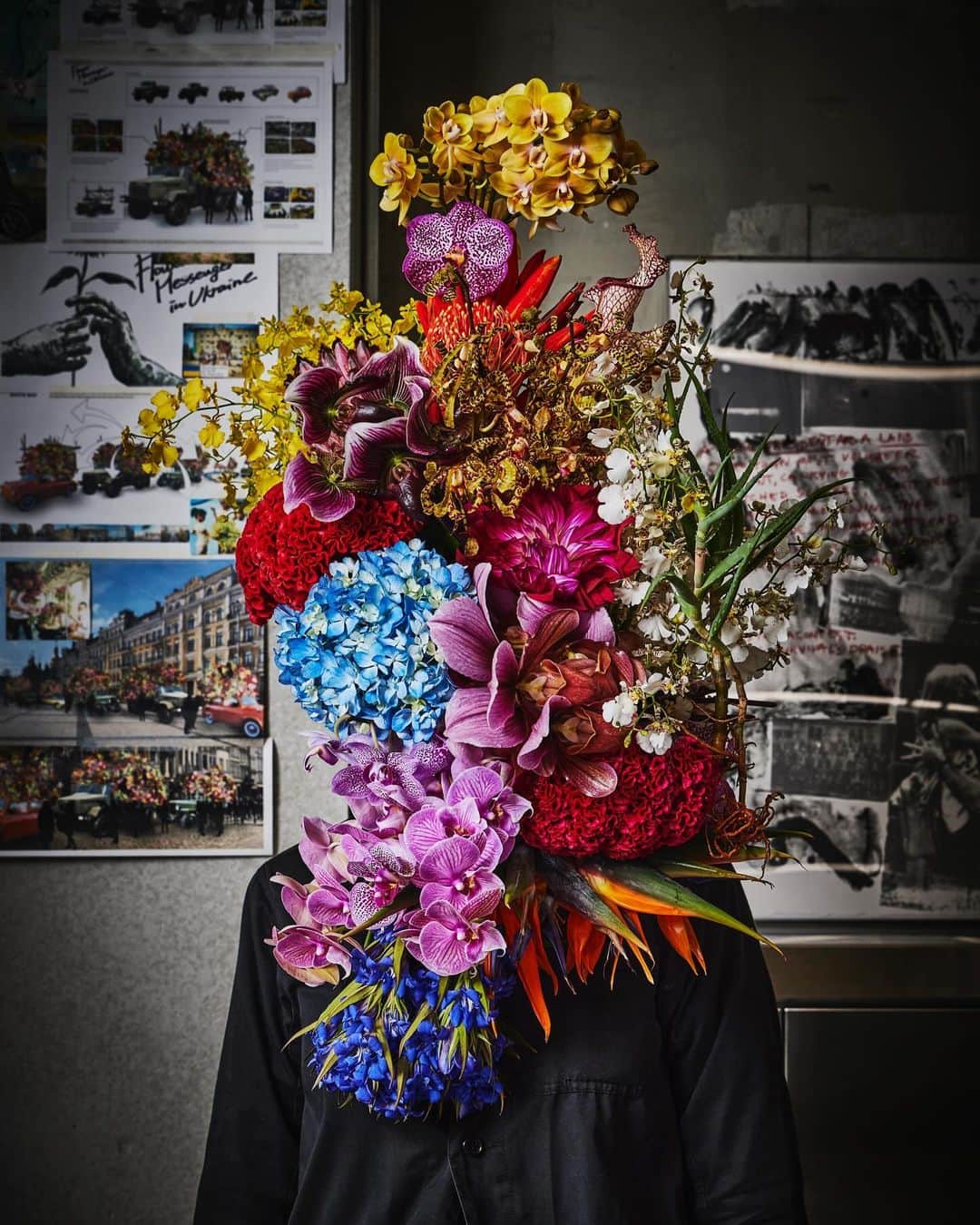 東信のインスタグラム：「2023 Happy Halloween 🎃  #amkk #amkkproject #makotoazuma #azumamakoto #東信花樹研究所 #東信 #jardinsdesfleurs #shiinokishunsuke #flowerart #flower #flowers #厄除 #縁起が良い #新時代  #halloween」