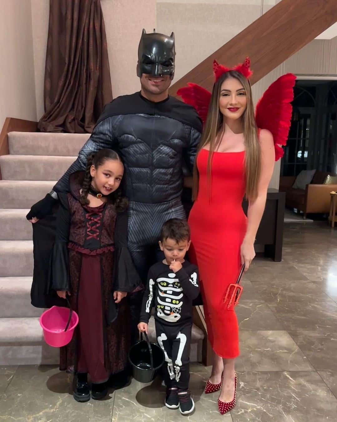 アナ・マリア・カゼミーロのインスタグラム：「👻🎃Happy Halloween🎃💀」