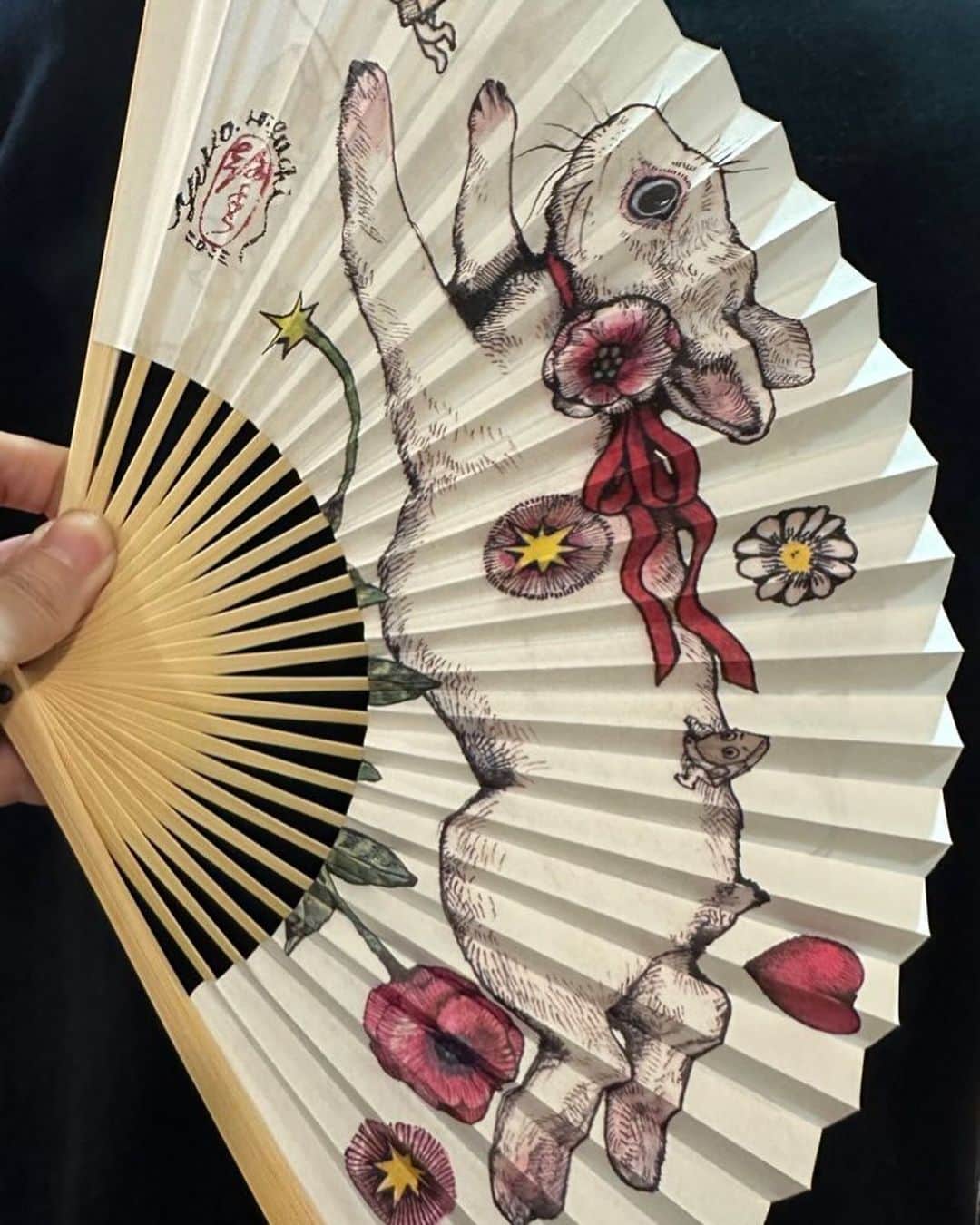 ヒグチユウコのインスタグラム：「#将棋会館CF  サンプルができてまいりましたよ。 パーカーに引き続き 🪭👝🗒️ 羽生さんのじんちくむがい 藤井さんのパイナップル星人 しょうちゃんがかけるかける日々ももうすぐ終わり…描く枚数多かったので大変でしたが楽しかった！  将棋ファンの皆様に楽しんでもらえ、 さらに連盟の新会館にむけて成功しますように…🙏 どうぞ皆様よろしく  https://readyfor.jp/projects/shogikaikan05」