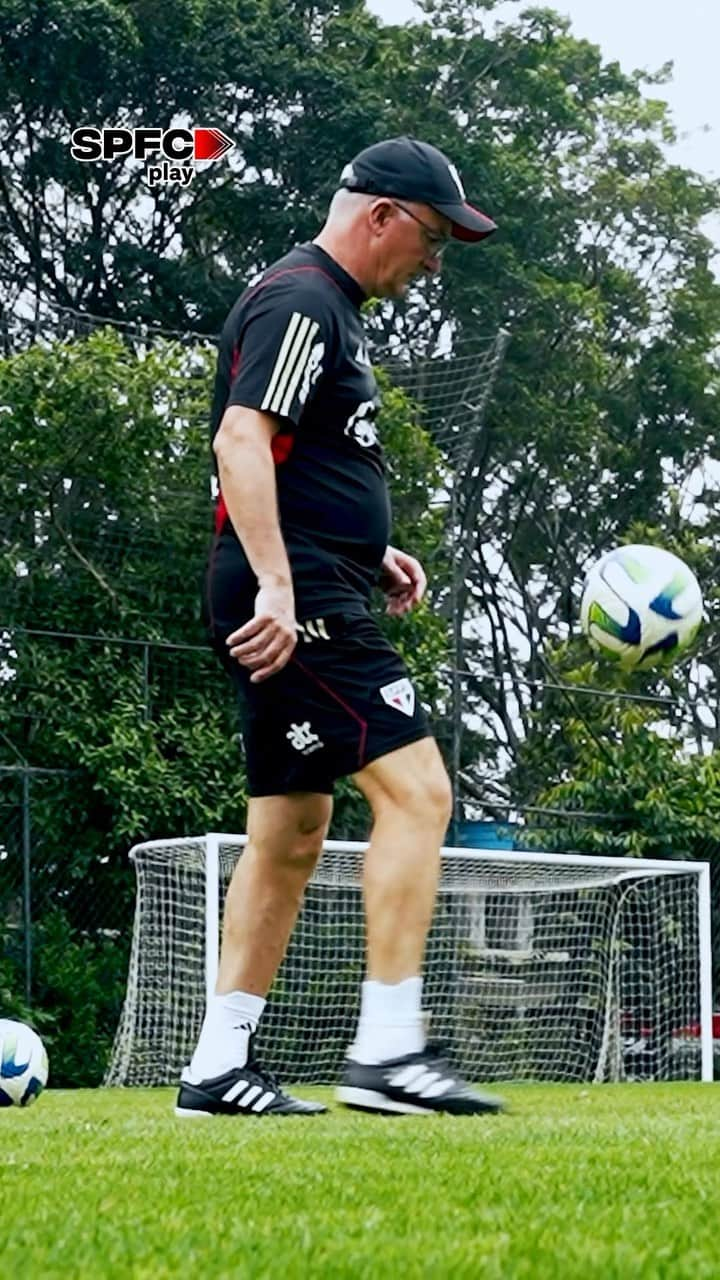 São Paulo FCのインスタグラム：「⚽ Tricolor finaliza mais um dia de treinamento focado no @brasileirao   📺 Assista ao Direto do CT na #SPFCplay (Link nos stories)  #VamosSãoPaulo 🇾🇪  🎥 @gutierrefilmes」