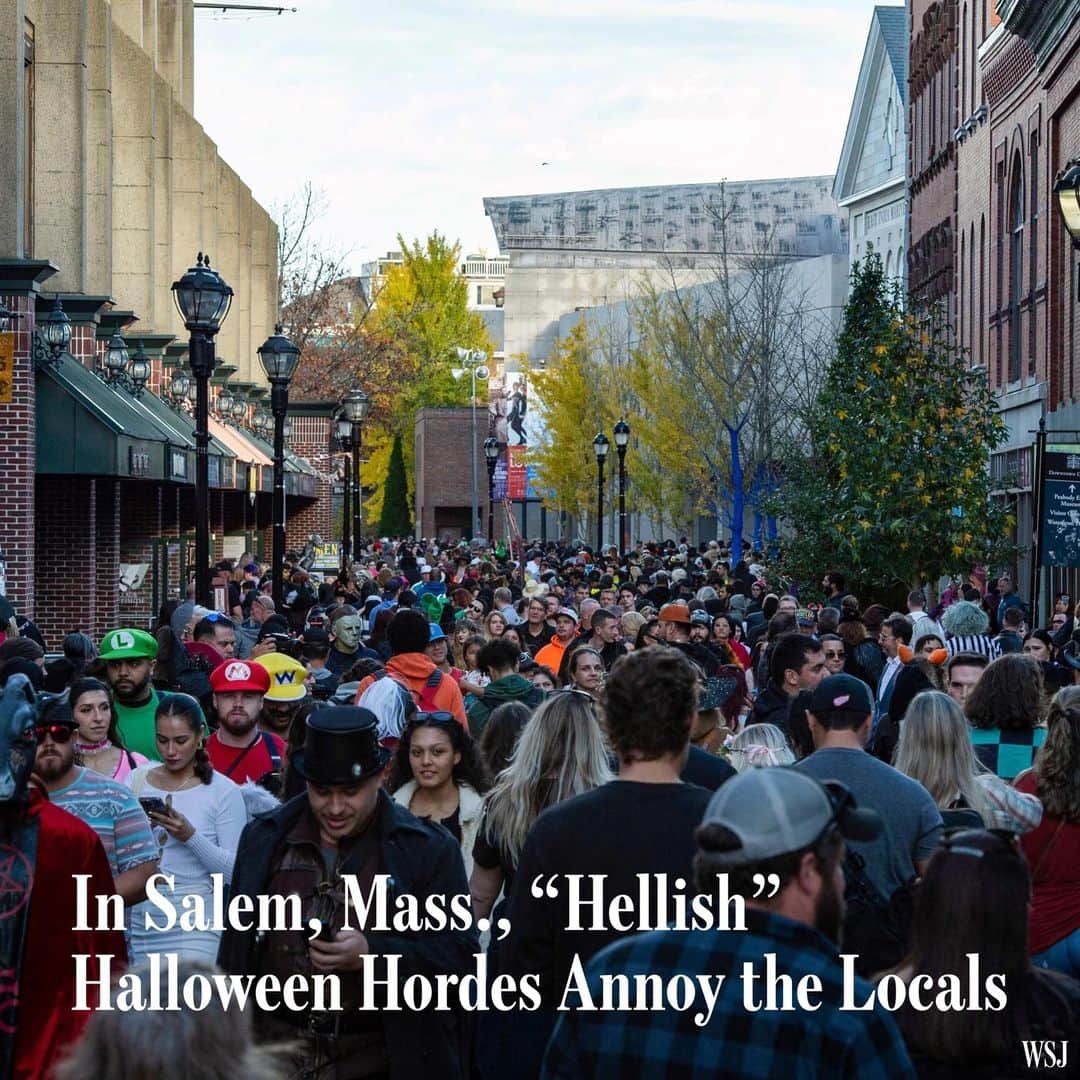 Wall Street Journalのインスタグラム：「Three centuries ago, hysteria swept Salem, Mass., and residents accused about 200 people of witchcraft. This month, local resentment toward witches is brewing again.⁠ ⁠ One million tourists, many sporting pointy black hats, layers of mascara and long capes, were expected to course through this city’s historic downtown in October to visit cemeteries, haunted houses and witch museums. Traffic is choked. Sidewalks are jammed. ⁠ ⁠ “It’s hellish,” said Bri Chisholm, a social worker who has lived in Salem all her life. “Last night, we walked a half mile in the pouring rain with our groceries in brown paper bags because we couldn’t park anywhere.”⁠ ⁠ Salem’s streets are narrow and crooked. The front doors of its centuries-old homes swing open onto skinny sidewalks designed for austere Puritans. On a recent Sunday, they were packed with out-of-state tourists, many of them munching candy corn. On Saturday night, Salem’s mayor cautioned people about driving in. (“You won’t make it through,” he wrote on social media, suggesting trains.)⁠ ⁠ “Salem Haunted Happenings,” as locals call the Halloween festivities, is bigger than ever. When pandemic lockdowns lifted, what had been a mostly regional tourist attraction went national, according to the tourism department. Cellphone data shows visitors coming from as far away as Ohio, Texas and California.⁠ ⁠ The hordes inject millions of dollars into the local economy. Homes rent out for $2,000 a night. Hotels book up a year in advance.⁠ ⁠ Last year, Stacia Cooper, director of a local tourism board, scolded her high-school-age son when he spent $300 on an 8-foot Sasquatch costume. So far this fall, he has made more than $1,000 posing with tourists.⁠ ⁠ Read more at the link in our bio.⁠ ⁠ Photo: Joseph Prezioso/AFP/Getty Images」