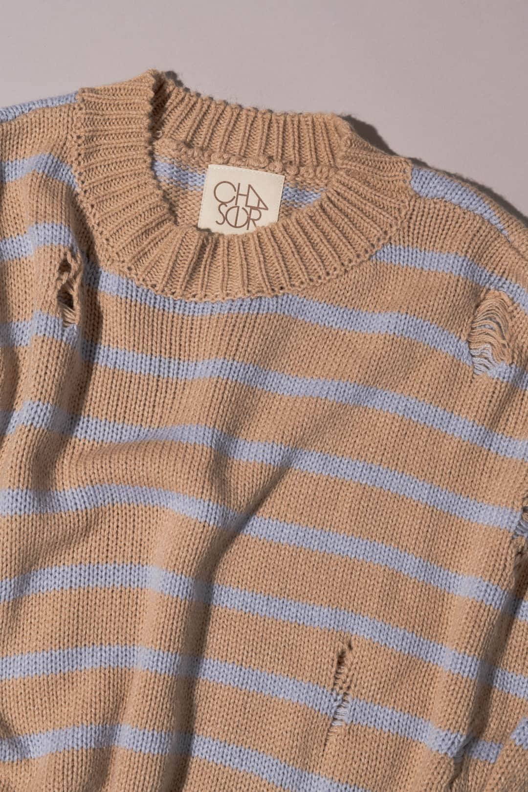 チェイサーのインスタグラム：「best time to wear a striped sweater?」