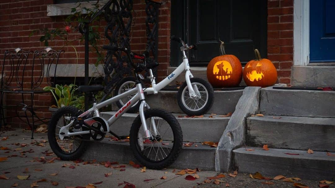 Fuji Bikesさんのインスタグラム写真 - (Fuji BikesInstagram)「Trick or Treat? 🎃 Happy Halloween!  #FujiBikes #Fuji #Rookie #LilRookie #Halloween #Pumpkin #City #TrickOrTreat #BalanceBike #BalanceBikes #Kids #KidsBikes #ToddlerBike #Toddler #HalloweenNight #Halloween2023」11月1日 5時01分 - fujibikes