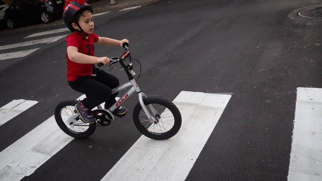 Fuji Bikesさんのインスタグラム写真 - (Fuji BikesInstagram)「Trick or Treat? 🎃 Happy Halloween!  #FujiBikes #Fuji #Rookie #LilRookie #Halloween #Pumpkin #City #TrickOrTreat #BalanceBike #BalanceBikes #Kids #KidsBikes #ToddlerBike #Toddler #HalloweenNight #Halloween2023」11月1日 5時01分 - fujibikes