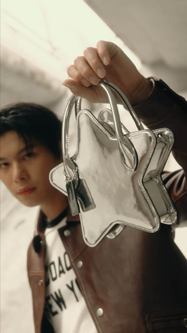 のインスタグラム：「Switch on your star power like @glennyqh. ⭐ Our stellar mirror metallic bag launches tomorrow.   #WearYourShine. Our Fall 2023 story is a call to resist your inner critic and show your most confident self.  #CourageToBeReal #CoachNY」