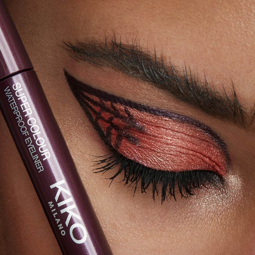KIKO MILANOのインスタグラム：「'Tis the night of frights and delights, so let's glam up and make it spooky! 🕷️ Our New Supercolour Waterproof Eyeliner and High Pigment Eyeshadow will help you conjure the perfect eerie vibes for a haunting night. What spooky plans do you have this Halloween? 🎃 ⁣ ⁣ #KIKOEyes #KIKOHalloween #eyelook #graphicliner #halloweenmakeup⁣ ⁣ Full Coverage Dark Circles Concealer 07 - New Super Colour Waterproof Eyeliner 07 - Lasting Precision Automitic Eyeliner & Khol 16 - High Pigment Eyeshadow 13, 18 - Eyebrow Fibers Mascara 04 - Extra Sculpt Volume Mascara⁣」