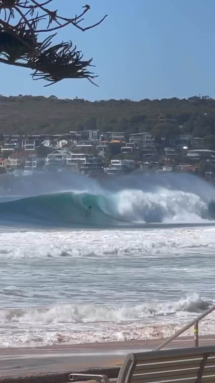 surflineのインスタグラム：「For three hours yesterday, ex-TC Lola’s second pulse turned Manly’s North Steyne Beach into Puerto Escondido. Look at @winter_v ‘s crazy few seconds at his home break. Check what this same swell did up the coast at the link in bio.  🎥 @zacmrak__photo」