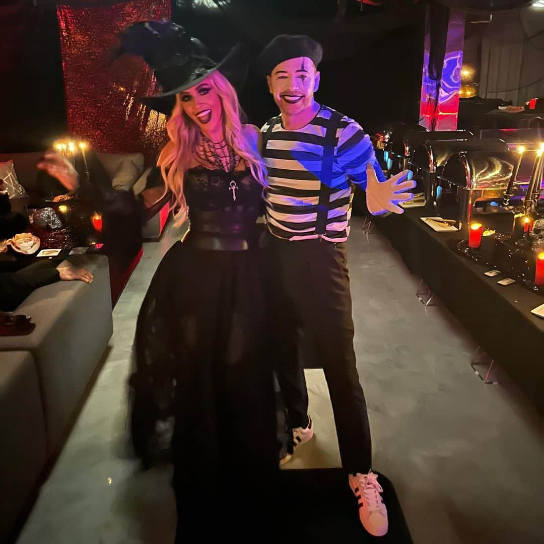 ドニー・ウォルバーグのインスタグラム：「Happy #Halloween from the prettiest witch in the midwest (north, south, east or west, too) and the Mime that never sleeps - or stops talking. 😂😉❤️🎃💀🧙‍♀️🎭 #HappyHalloween 🤖❤️♾💫✨🤟🏼」