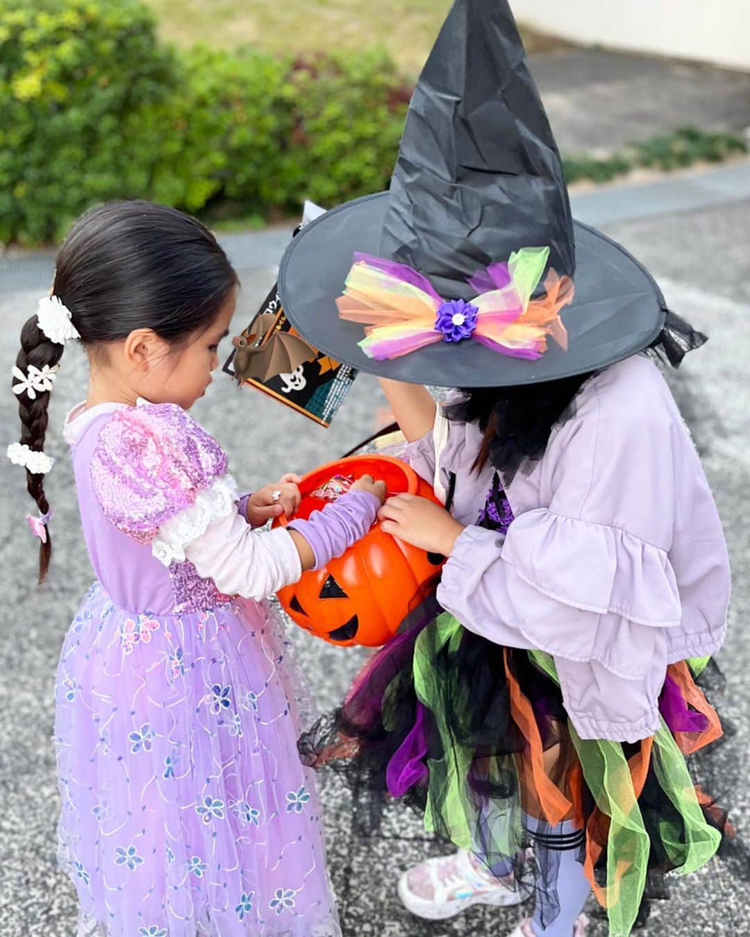 中川真依のインスタグラム：「. 🕸️👻Happy Halloween🎃🦇  地域のイベントや 習い事のHalloweenレッスンで たくさん仮装した子供たち😆♥️  今年も満喫👻✨ #halloween」