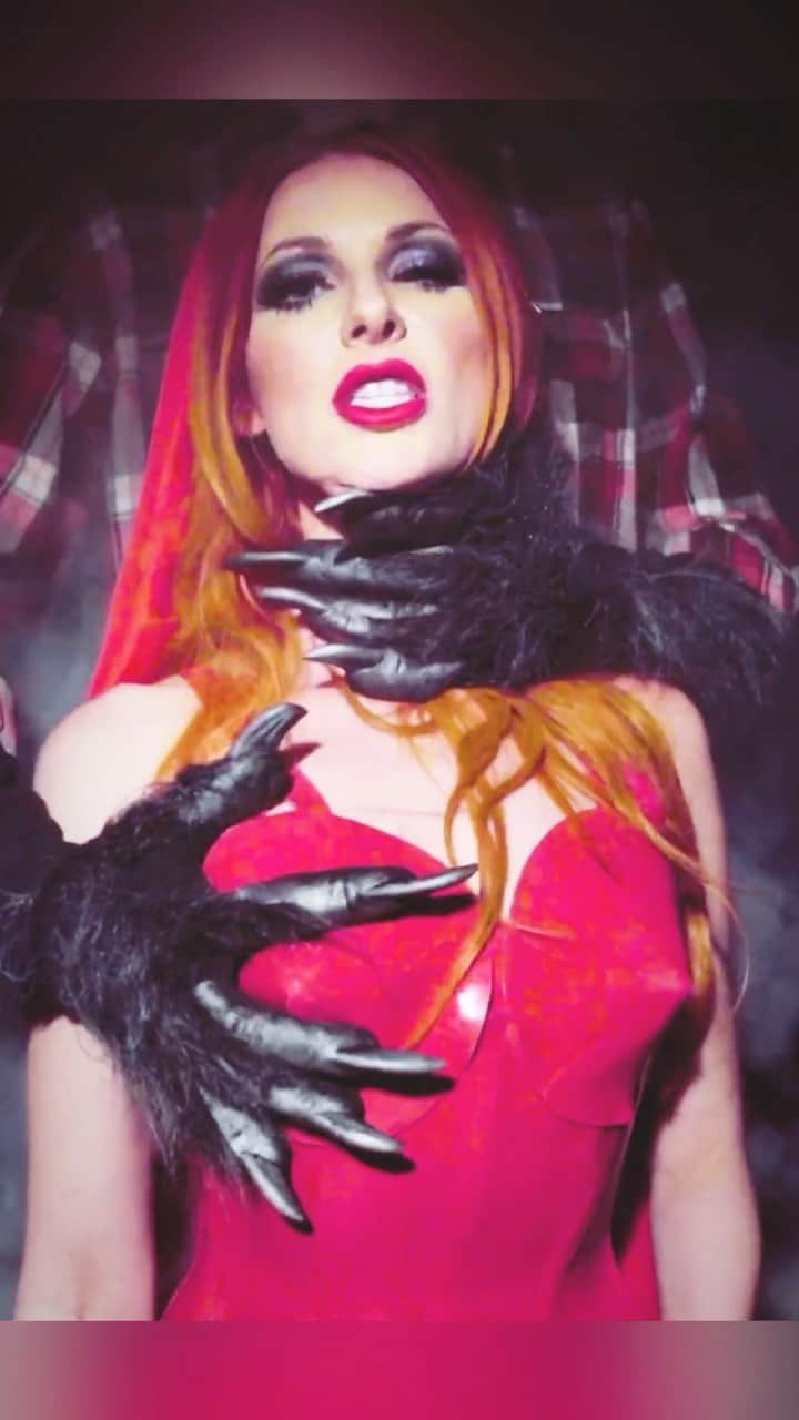 ボニー・マッキーのインスタグラム：「Happy Halloween! If you’re looking for songs for your spooky playlists, @lvcrftofficial & I got you covered. 😘 #halloween #halloweenmusic #spooky」