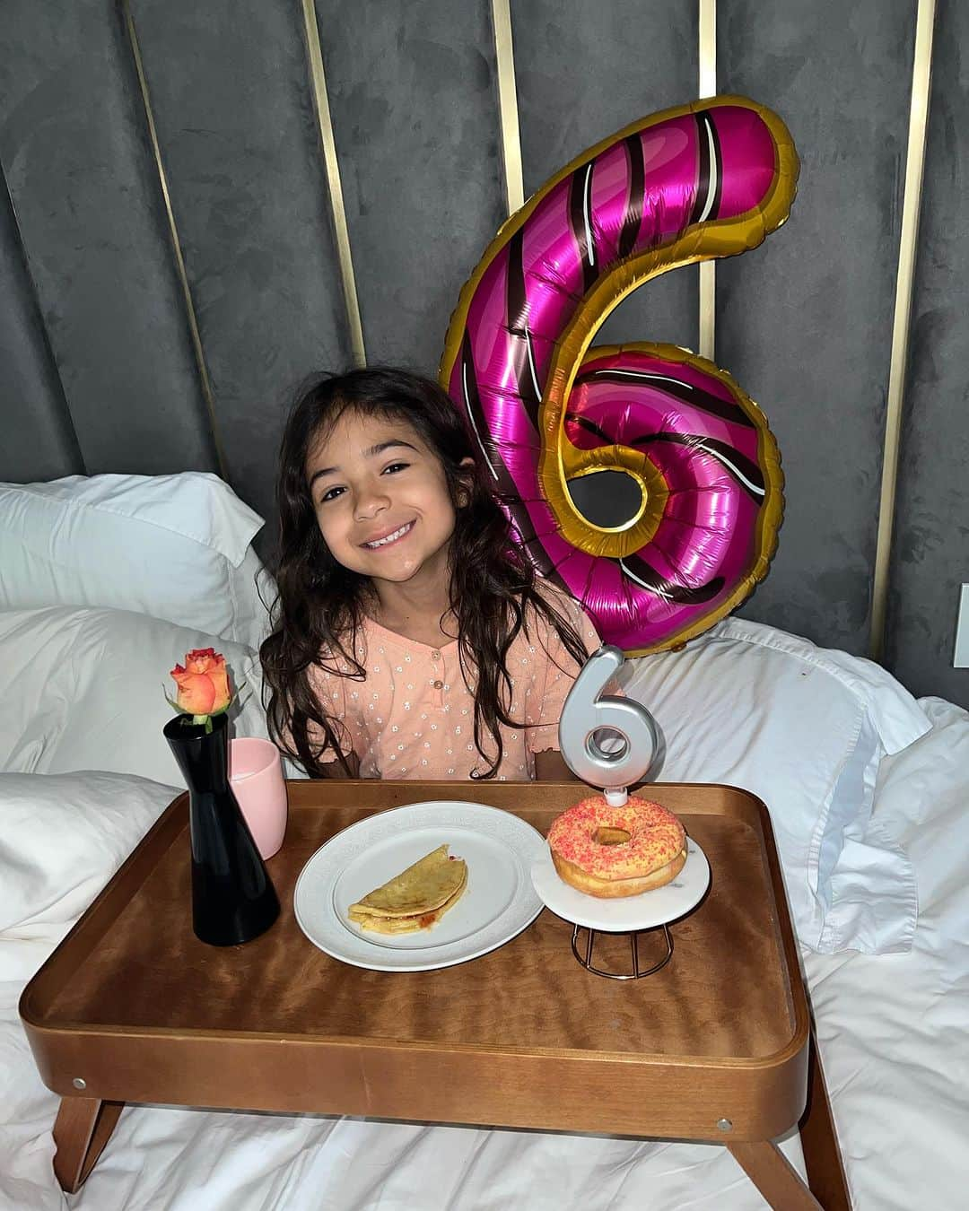 ルアン・ガルシアのインスタグラム：「Feliz 6 anos de vida para nossa atrevida e adorável Cecília. ♥️ teve café da manhã na cama ,  parabéns na escola com seus amigos incríveis , rosas enviadas pelo papai e para finalizar o dia teve SPA com a mamãe . Tô jeitinho que você merece . ♥️」