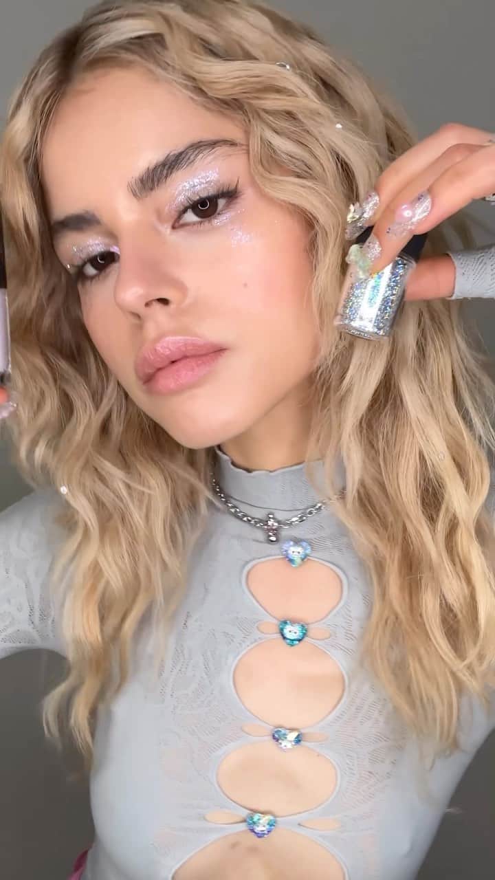 M·A·C Cosmetics Canadaのインスタグラム：「Swipe on #GlitterTears with #MACTrend essentials Dazzleshadow Liquid in Diamond Crumbles and Glitter in 3D Silver.  #MACHalloween」