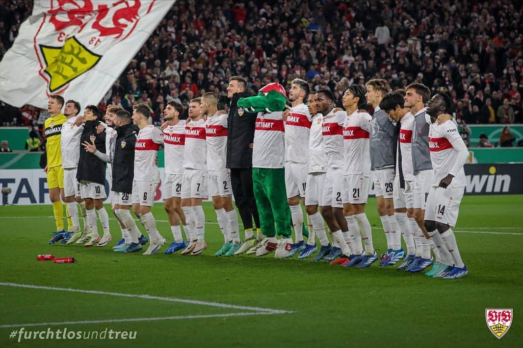 伊藤洋輝さんのインスタグラム写真 - (伊藤洋輝Instagram)「Thank you for all your support !!! On to next round ⚪️🔴 #vfbstuttgart」11月1日 5時22分 - hiroki_ito38