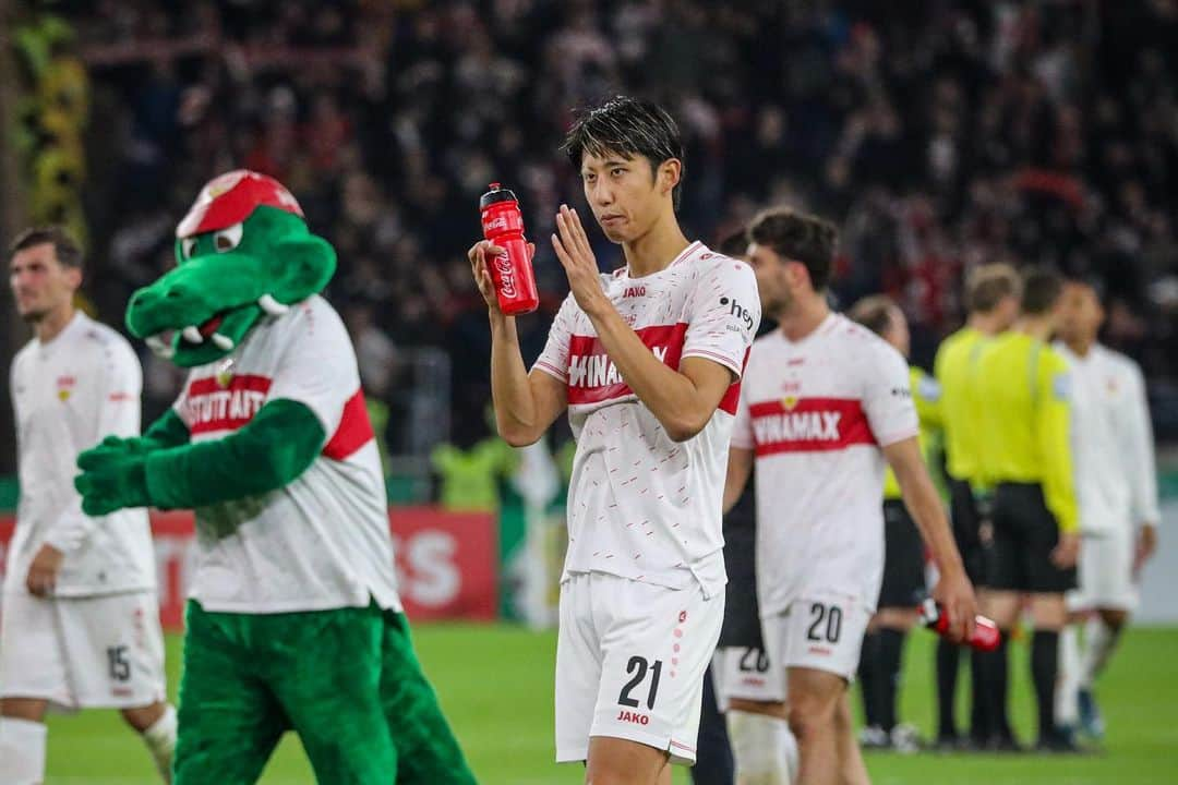 伊藤洋輝さんのインスタグラム写真 - (伊藤洋輝Instagram)「Thank you for all your support !!! On to next round ⚪️🔴 #vfbstuttgart」11月1日 5時22分 - hiroki_ito38