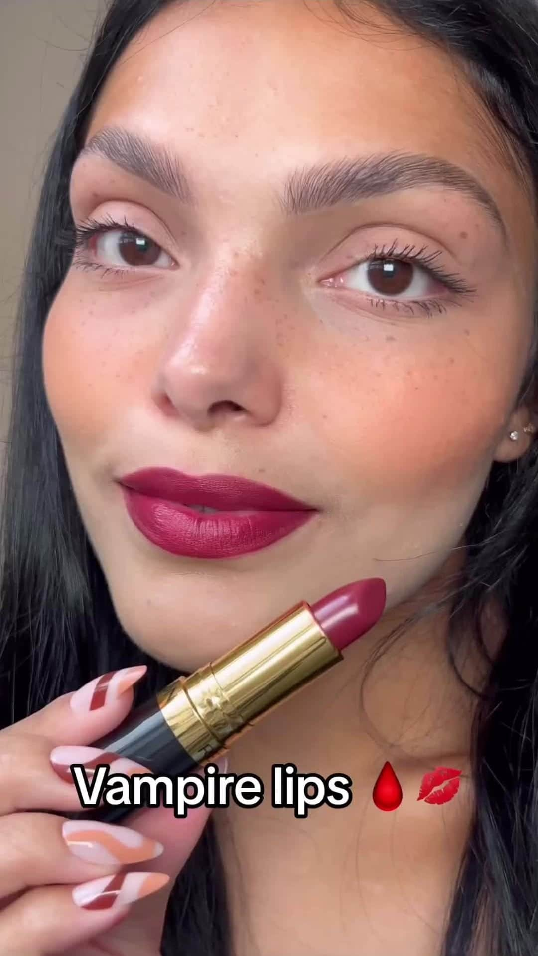 Revlonのインスタグラム：「Today's lip vibe: #vampirelips 🧛🏻‍♀️    💋 by beautyinfluensta using: #ColorStay Longwear Lip Liner in Wine #SuperLustrous Lipstick in Vampire Love #SuperLustrous The Gloss in Black Cherry」