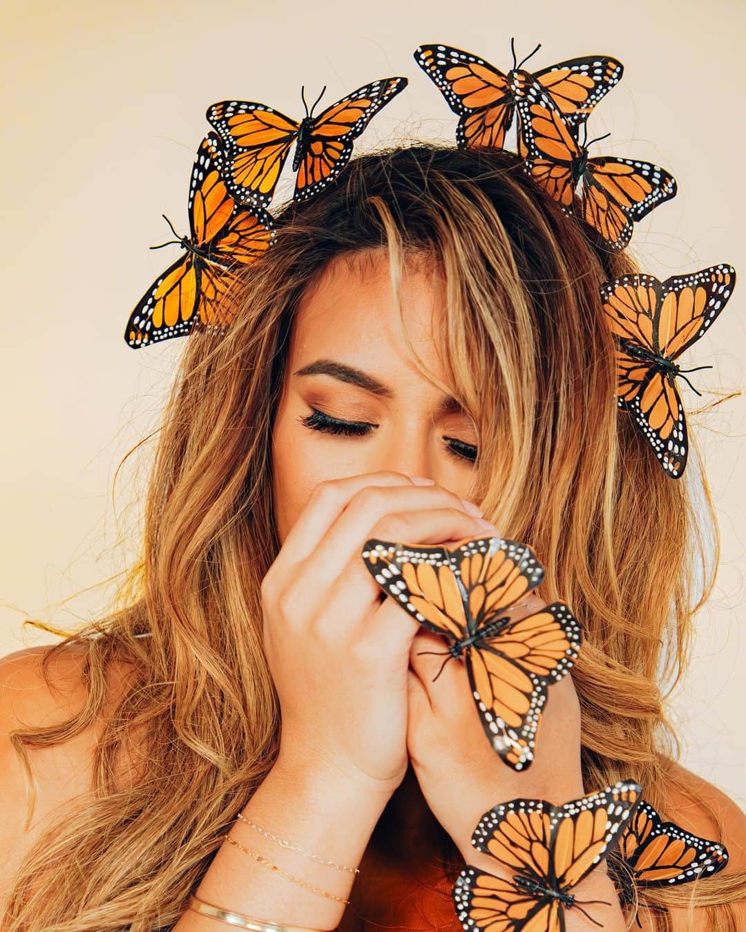 ダイナ・ジェーン・ハンセンさんのインスタグラム写真 - (ダイナ・ジェーン・ハンセンInstagram)「and it’s just like 🍯 when your love comes over me #halloween2023 … #butterflyalbum1997 @mariahcarey   (surprise at the end) 🤎 out now! hehe」11月1日 5時23分 - dinahjane