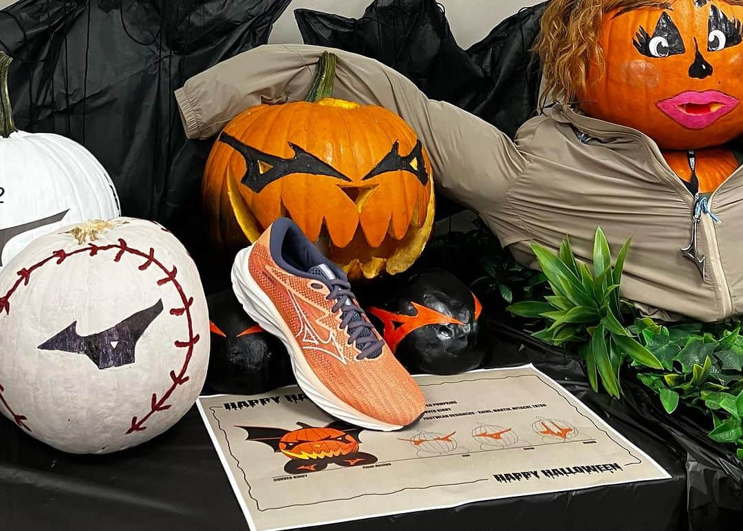 MizunoRunningさんのインスタグラム写真 - (MizunoRunningInstagram)「👻 Pump up your Halloween run with the vibrant Wave Rider 27! 🎃 Let's carve through those miles together!」11月1日 5時25分 - mizunorunningusa