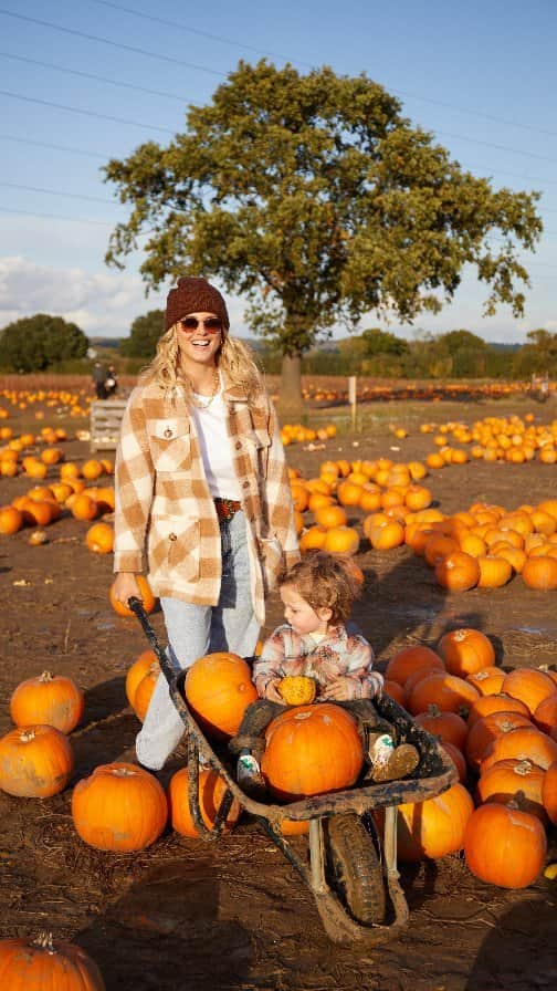 Ashley Jamesのインスタグラム：「Last year I had the cutest pumpkin in the patch, and now I have two of the cutest pumpkins in the patch. How lucky am I? 🎃  Sorry for the influx of wanky happy family reels but this is my favourite holiday season. And how long is pumpkin season a thing for? Does it end tomorrow? Or is it a Thanksgiving thing? Feel like that's in November - sorry to my American friends for not knowing. 🤣   But I couldn't resist making this a little throwback reel because I realised I was wearing the same outfit after and it's like so much has changed in 356 days.   I mean physically, like Alf is bigger and Ada is alive and I'm not pregnant. 👋   But everything else too - mentally, emotionally.   I can't believe how much can change in a year.   For good and bad. I mean when I google today's date and look at every year it takes me back to the place I was in, the people I was hanging with, the love or heartbreak, the headspace...  It really does serve as a reminder that things change so quickly. Life and the chapters were in. So we should never take time for granted.  But also when we're struggling we should look at how much changed in 365 and remind ourselves it can change again.  To everyone who said to me 'if you think it's hard now, just you wait...' when I was struggling - well it's got better and better. I'm obsessed with Alf as a toddler. I'm comfortable with being a mum. My career has gone from strength to strength.  But I'm also lonelier this year. I have a baby again, so I'm more tied. Having two children has doubled my mental load.  But I also know that in 365, life will look different again.  But I'll be sure to do another post in a pumpkin patch in another 365 days from now and update you! 🤪🎃✨」