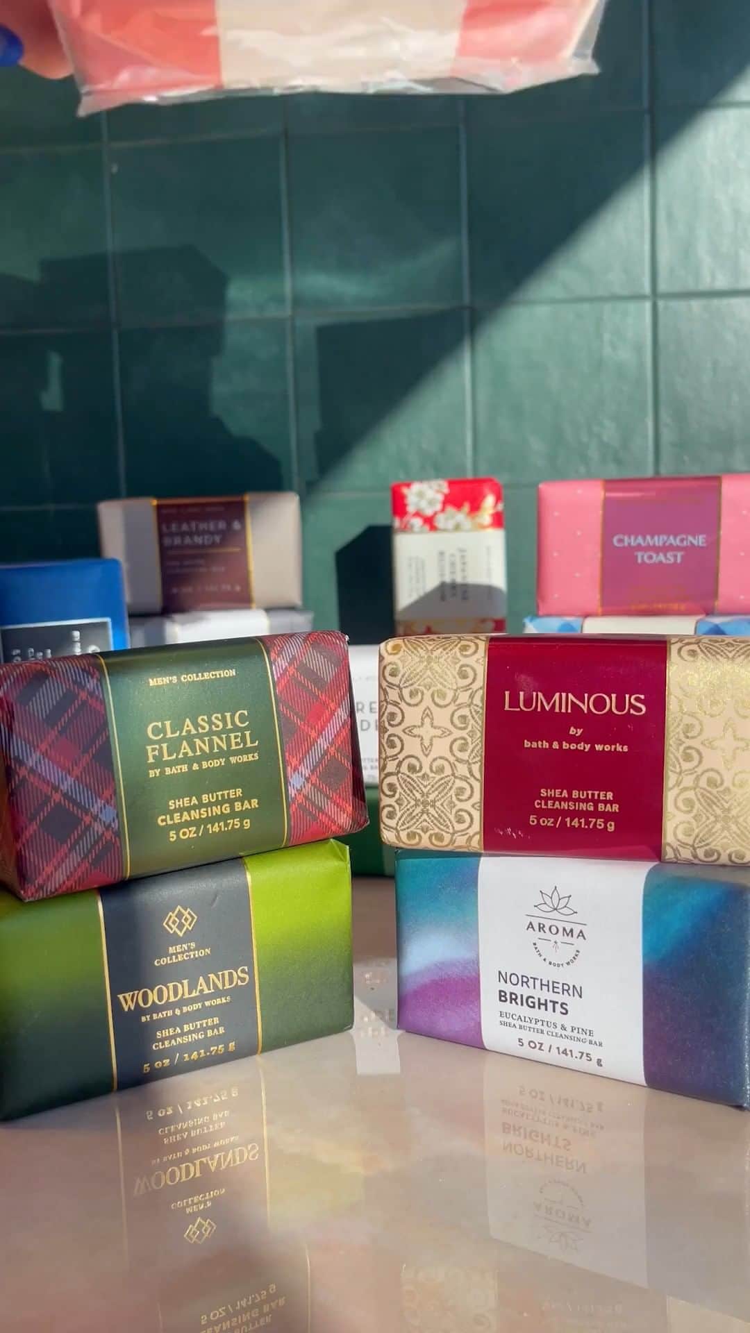 Bath & Body Worksのインスタグラム：「Unwrap the gift 🎁 of fresh, clean and soft skin with the Shea Butter Cleansing Bar 🧼! If you try it and love it, add it to your gifting list! 📝」