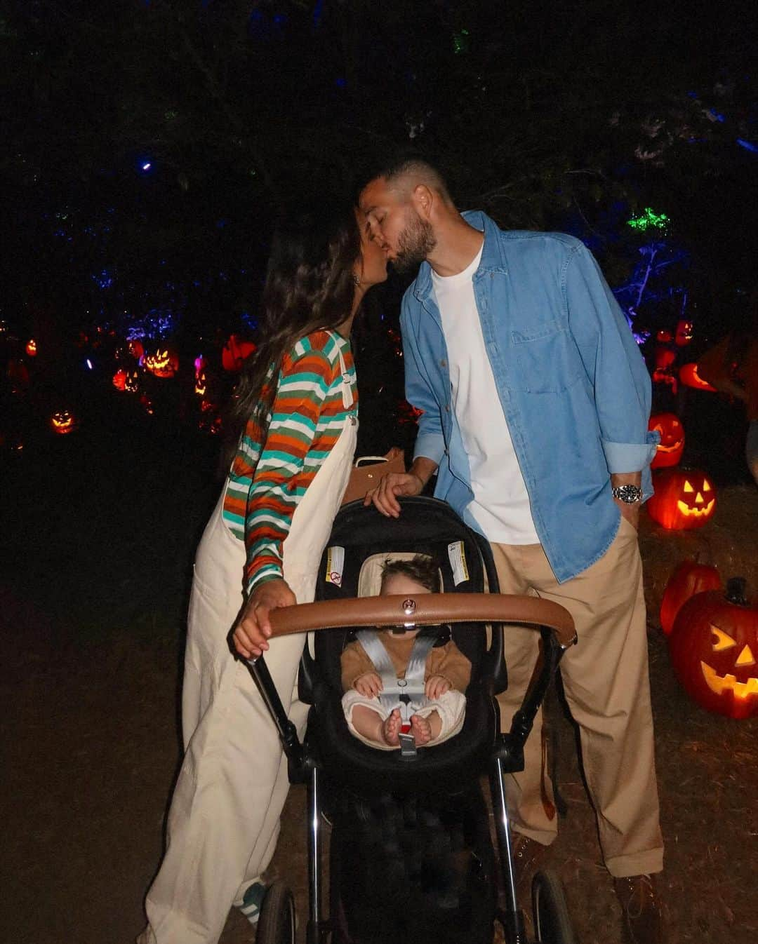 ジュリー・サリニャーナさんのインスタグラム写真 - (ジュリー・サリニャーナInstagram)「Matisse’s first pumpkin patch. 🥹🎃🫶🏽  #baby #firstpumpkinpatch #halloween」11月1日 5時32分 - sincerelyjules