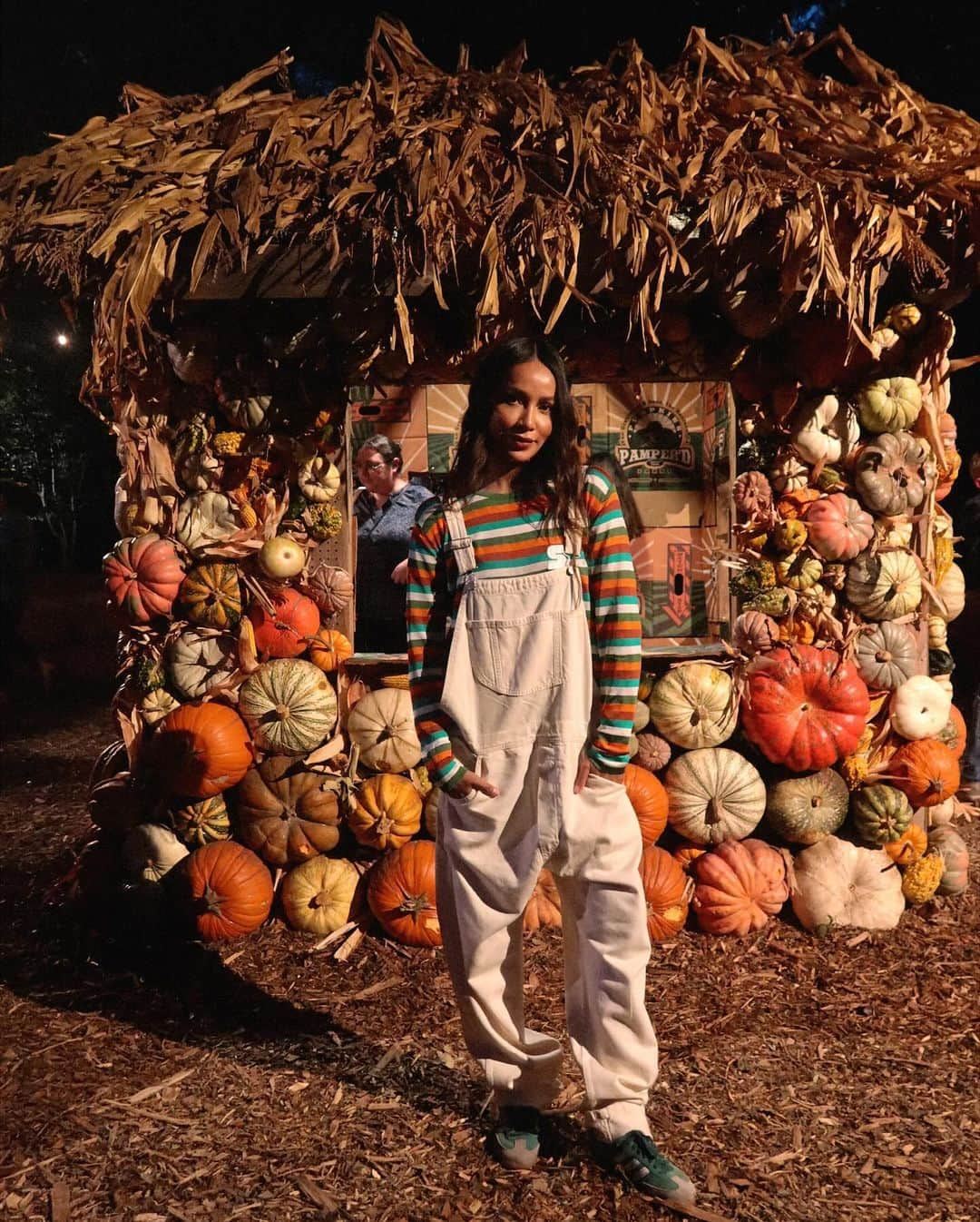 ジュリー・サリニャーナさんのインスタグラム写真 - (ジュリー・サリニャーナInstagram)「Matisse’s first pumpkin patch. 🥹🎃🫶🏽  #baby #firstpumpkinpatch #halloween」11月1日 5時32分 - sincerelyjules