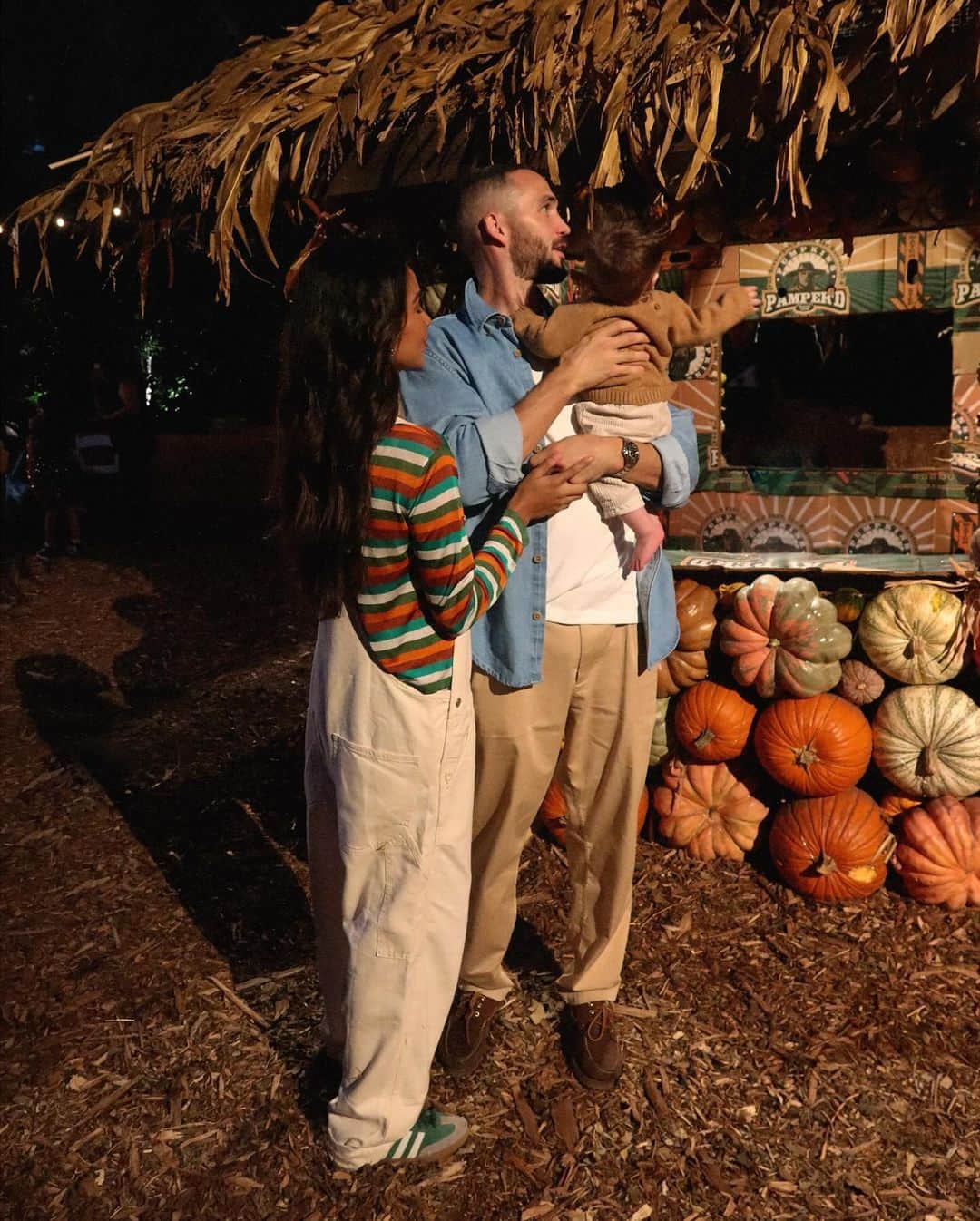 ジュリー・サリニャーナのインスタグラム：「Matisse’s first pumpkin patch. 🥹🎃🫶🏽  #baby #firstpumpkinpatch #halloween」