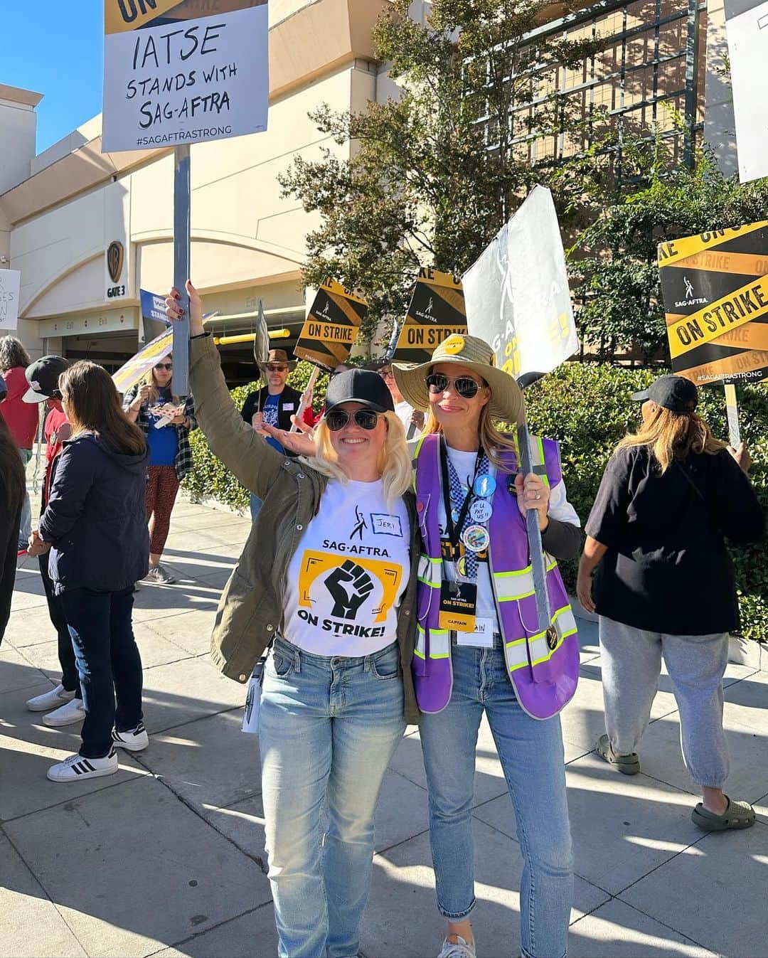 ジェリー・ライアンさんのインスタグラム写真 - (ジェリー・ライアンInstagram)「DAY 110, Halloween shenanigans on the picket line. BEST surprise to see someone dressed as ME ON STRIKE. 🤣 (@aelynnnikole you absolutely nailed it!) So much strength and solidarity there — thank you @iatse for showing up in force again!  This isn’t over.  Let’s all KEEP SHOWING UP and show the AMPTP that we stand with our NegCom and with each other! One day liner. One day stronger. AS LONG AS IT FUCKING TAKES. ✊🏼 @sagaftra #sagaftrastrong #sagaftrastrike #power2performers #sagaftrachallenge」11月1日 5時38分 - jerilryan