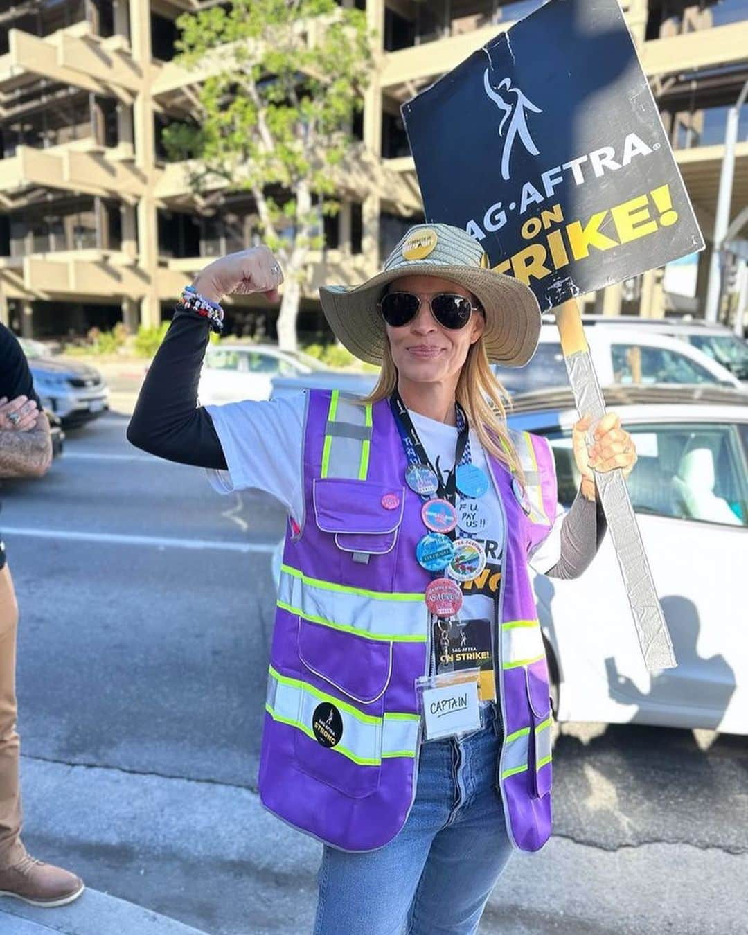 ジェリー・ライアンのインスタグラム：「DAY 110, Halloween shenanigans on the picket line. BEST surprise to see someone dressed as ME ON STRIKE. 🤣 (@aelynnnikole you absolutely nailed it!) So much strength and solidarity there — thank you @iatse for showing up in force again!  This isn’t over.  Let’s all KEEP SHOWING UP and show the AMPTP that we stand with our NegCom and with each other! One day liner. One day stronger. AS LONG AS IT FUCKING TAKES. ✊🏼 @sagaftra #sagaftrastrong #sagaftrastrike #power2performers #sagaftrachallenge」