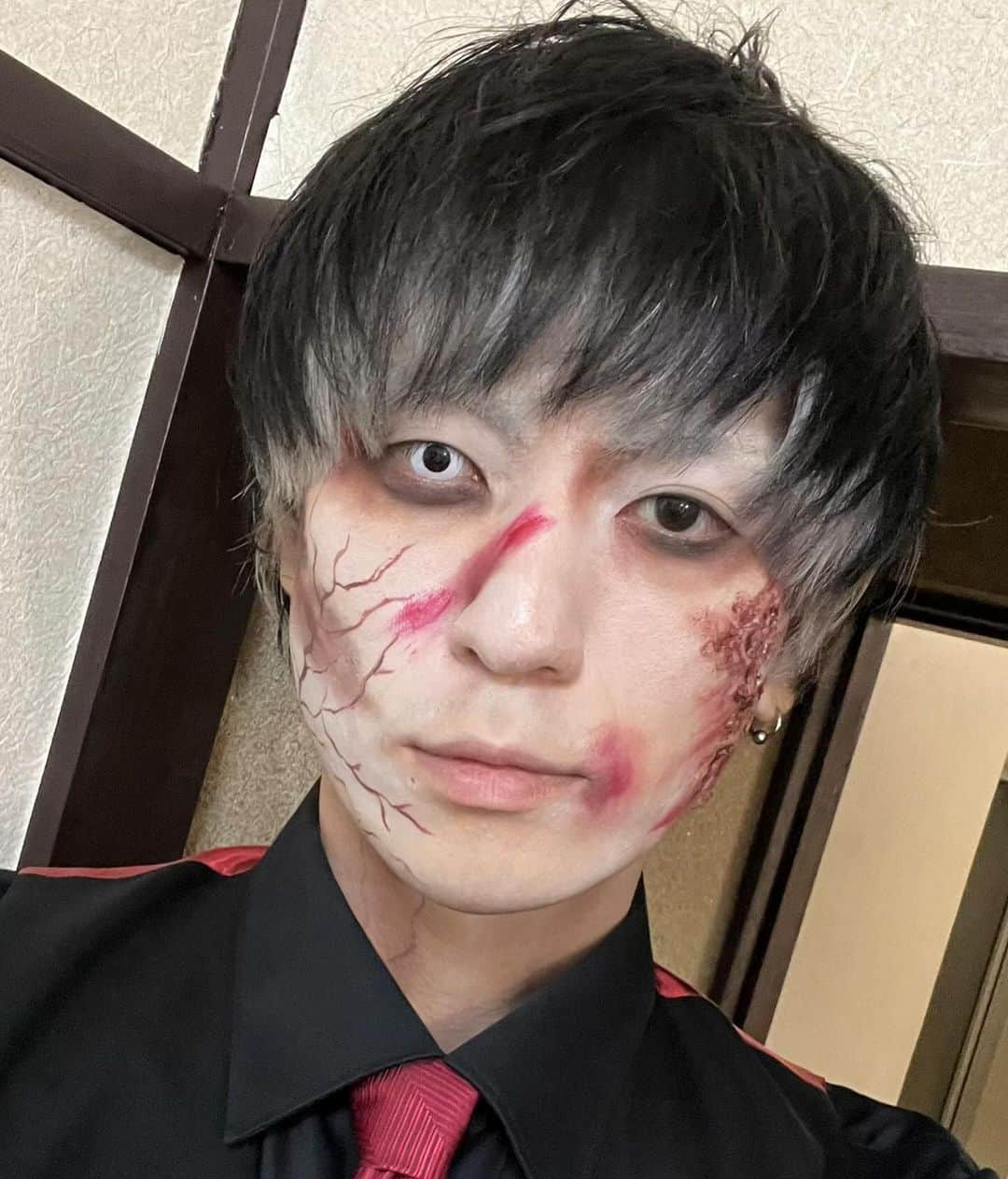 水野ギイさんのインスタグラム写真 - (水野ギイInstagram)「沢山のゾンビが家に帰った頃ですのでゾンビ置いておきます。尚、MVのときには鼻頭のあたりの傷は治ってます」11月1日 5時36分 - vms_mizno