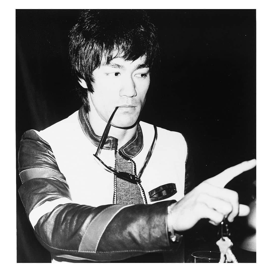 バンソンのインスタグラム：「We've partnered with Bruce Lee estate to commemorate this extraordinary milestone with the Bruce Lee 50th Anniversary Leather Moto Jacket. Only 50 will be made, hand built to last a lifetime with an insistence on the highest quality materials and a profound respect for craftsmanship. Modeled after the jacket that Bruce himself wore, this replica pays homage by being an exact facsimile, right down to the last stitch. Embrace the indomitable spirit, channel your inner warrior, and honor the legendary journey of a true martial arts icon. #vansonleathers #brucelee   Exclusively available on www.shop.brucelee.com」