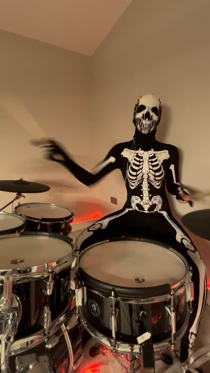 フローリーのインスタグラム：「💀🤘🏽 HAPPY HALLOWEEEEEEEEN!   Definitely couldn’t breathe or see 😂 but we had fun @gewadrums   #femaledrummer #halloween  #spookyseason  #drums #drumcover」