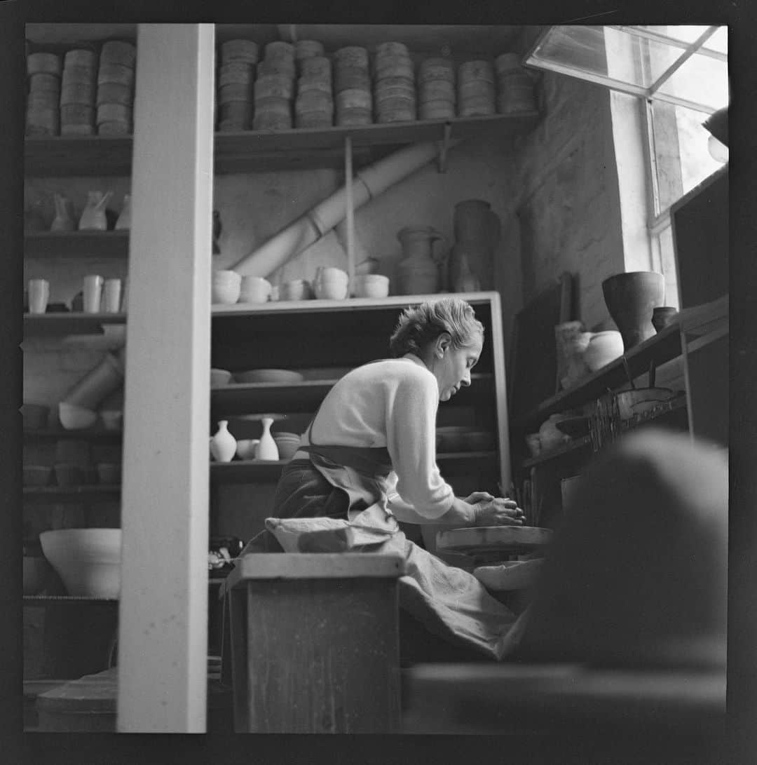 C E R E A Lさんのインスタグラム写真 - (C E R E A LInstagram)「Some objects we keep, whilst others we give away; some we use and some we treasure; some accumulate meaning, whilst others diminish in our eyes over time. ‘Lucie Rie and Hans Coper: Exceptional Ceramics’ is made up of the things that two of the twentieth century’s most important potters decided to keep; a selection of pieces that felt significant, personal, beautiful – that most embody the maker’s style and sensibilities.  The work of Lucie Rie (1902-95) and Hans Coper (1920-81) has been shown together in many exhibitions, over many decades – the result of their close friendship and aesthetic kinship.   Pieces from both artists are now on view at @phillipsauction in London -  the most significant group of works by Lucie Rie and Hans Coper ever to come to auction.   Read the full story via the link in bio.  Words: @rosannarobertson  Photos: © Jane Coper / estate of artist」11月1日 5時51分 - cerealmag