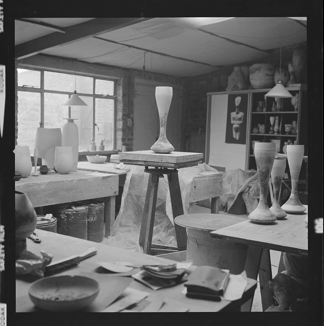 C E R E A Lさんのインスタグラム写真 - (C E R E A LInstagram)「Some objects we keep, whilst others we give away; some we use and some we treasure; some accumulate meaning, whilst others diminish in our eyes over time. ‘Lucie Rie and Hans Coper: Exceptional Ceramics’ is made up of the things that two of the twentieth century’s most important potters decided to keep; a selection of pieces that felt significant, personal, beautiful – that most embody the maker’s style and sensibilities.  The work of Lucie Rie (1902-95) and Hans Coper (1920-81) has been shown together in many exhibitions, over many decades – the result of their close friendship and aesthetic kinship.   Pieces from both artists are now on view at @phillipsauction in London -  the most significant group of works by Lucie Rie and Hans Coper ever to come to auction.   Read the full story via the link in bio.  Words: @rosannarobertson  Photos: © Jane Coper / estate of artist」11月1日 5時51分 - cerealmag