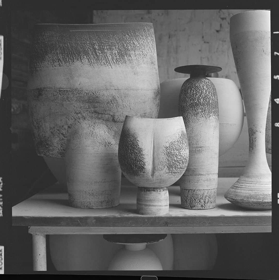 C E R E A Lさんのインスタグラム写真 - (C E R E A LInstagram)「Some objects we keep, whilst others we give away; some we use and some we treasure; some accumulate meaning, whilst others diminish in our eyes over time. ‘Lucie Rie and Hans Coper: Exceptional Ceramics’ is made up of the things that two of the twentieth century’s most important potters decided to keep; a selection of pieces that felt significant, personal, beautiful – that most embody the maker’s style and sensibilities.  The work of Lucie Rie (1902-95) and Hans Coper (1920-81) has been shown together in many exhibitions, over many decades – the result of their close friendship and aesthetic kinship.   Pieces from both artists are now on view at @phillipsauction in London -  the most significant group of works by Lucie Rie and Hans Coper ever to come to auction.   Read the full story via the link in bio.  Words: @rosannarobertson  Photos: © Jane Coper / estate of artist」11月1日 5時51分 - cerealmag