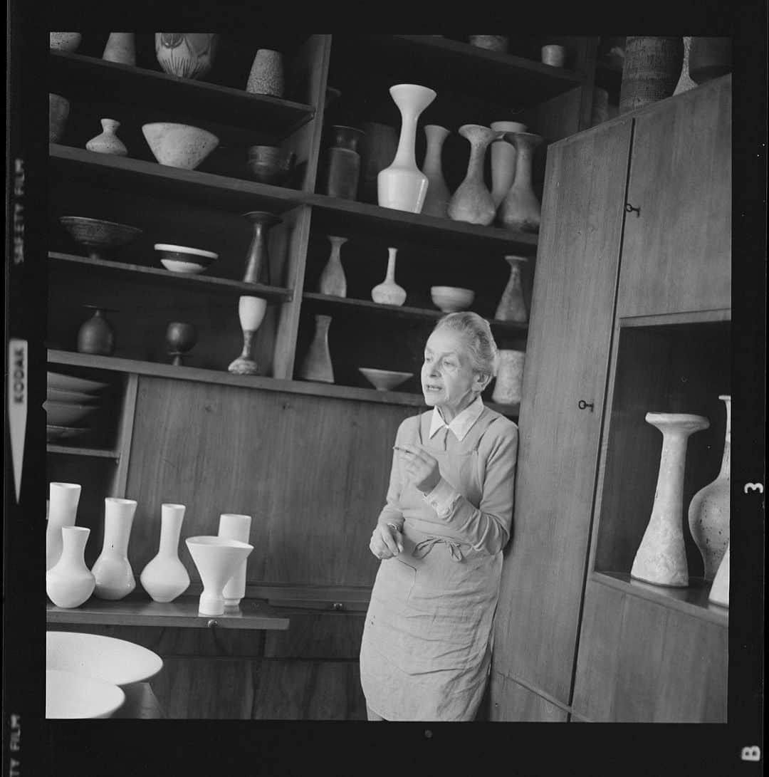 C E R E A Lのインスタグラム：「Some objects we keep, whilst others we give away; some we use and some we treasure; some accumulate meaning, whilst others diminish in our eyes over time. ‘Lucie Rie and Hans Coper: Exceptional Ceramics’ is made up of the things that two of the twentieth century’s most important potters decided to keep; a selection of pieces that felt significant, personal, beautiful – that most embody the maker’s style and sensibilities.  The work of Lucie Rie (1902-95) and Hans Coper (1920-81) has been shown together in many exhibitions, over many decades – the result of their close friendship and aesthetic kinship.   Pieces from both artists are now on view at @phillipsauction in London -  the most significant group of works by Lucie Rie and Hans Coper ever to come to auction.   Read the full story via the link in bio.  Words: @rosannarobertson  Photos: © Jane Coper / estate of artist」
