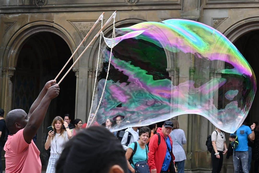 ふかしさんのインスタグラム写真 - (ふかしInstagram)「シャボン玉おじさん  #soapbubbles #centralpark #nyc #シャボン玉 #シャボン玉おじさん #セントラルパーク#ニューヨーク #🗽 #newyork」11月1日 5時53分 - fukashi