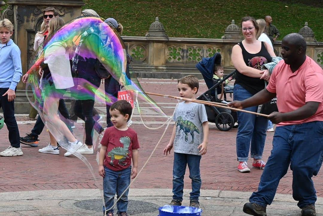 ふかしさんのインスタグラム写真 - (ふかしInstagram)「シャボン玉おじさん  #soapbubbles #centralpark #nyc #シャボン玉 #シャボン玉おじさん #セントラルパーク#ニューヨーク #🗽 #newyork」11月1日 5時53分 - fukashi