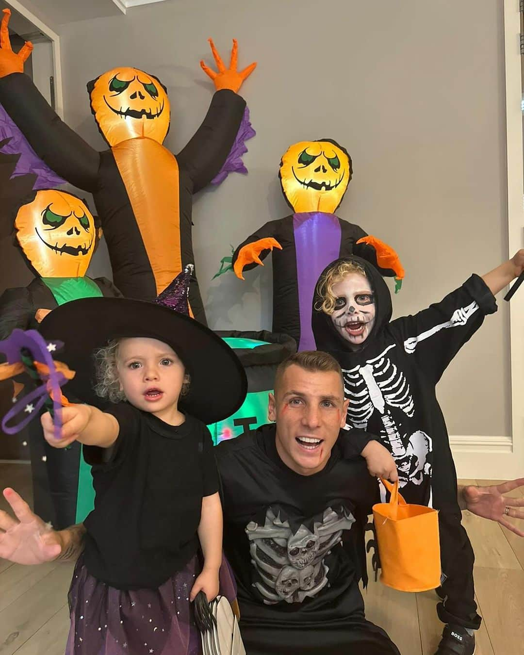 リュカ・ディニュのインスタグラム：「Trick or treat 🎃 🧙‍♀️ 👻」