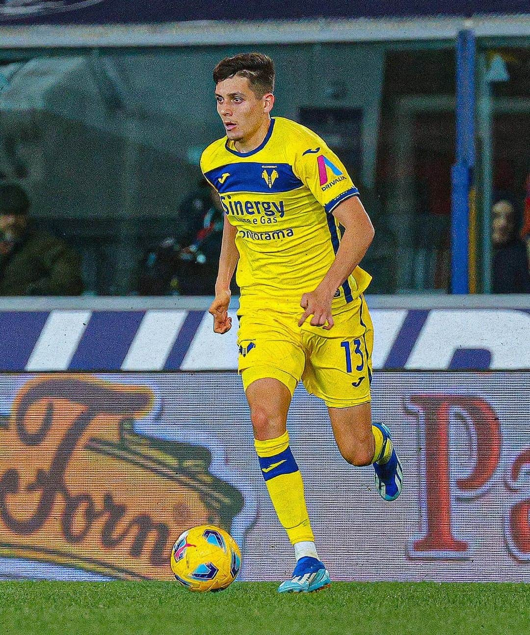 エラス・ヴェローナFCさんのインスタグラム写真 - (エラス・ヴェローナFCInstagram)「Un tempo per riprenderla! Dai ragazzi 💛💙  #DaiVerona #BolognaVerona #SerieATIM」11月1日 5時54分 - hellasveronafc