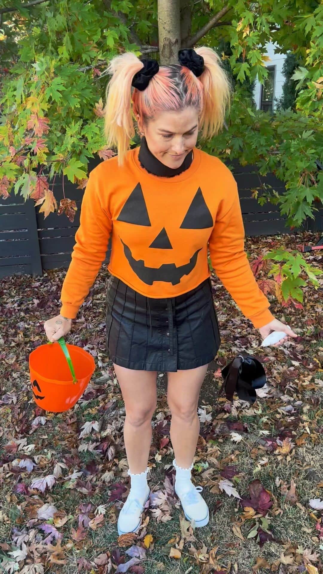 キャサディー・ポープのインスタグラム：「Happy Halloween from adult Cass and toothless Cass.」